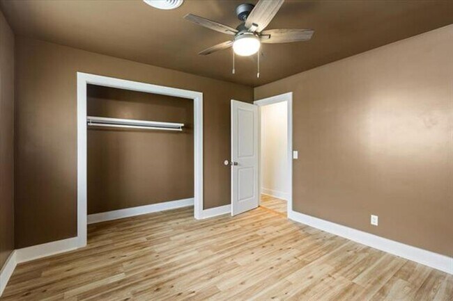 Building Photo - 3 Bedroom, 1.5 Bath Beauty!