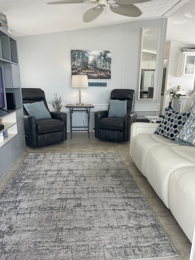 Building Photo - 16300 Pine Ridge Rd