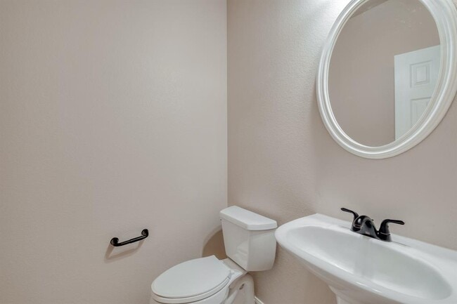 Building Photo - 211 Hanstrom Dr