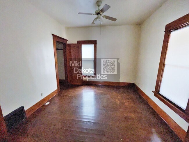 Building Photo - 421 E 7th- 3 bedroom house