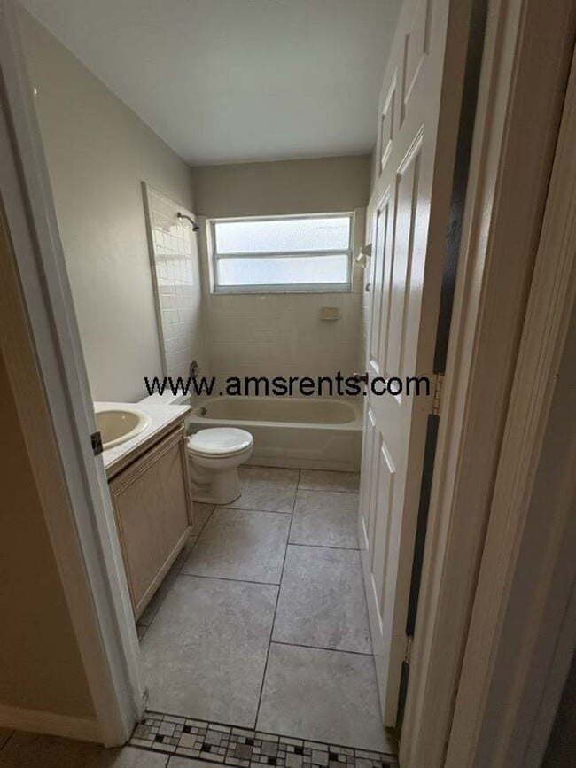 Building Photo - 7811 Turkey Oak Ln