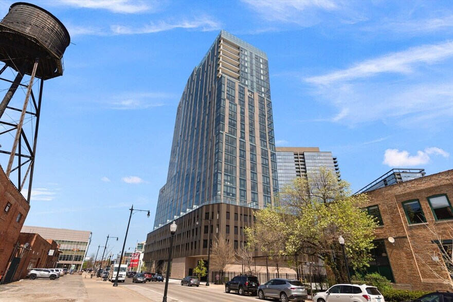 Building Photo - 901 W Blackhawk St