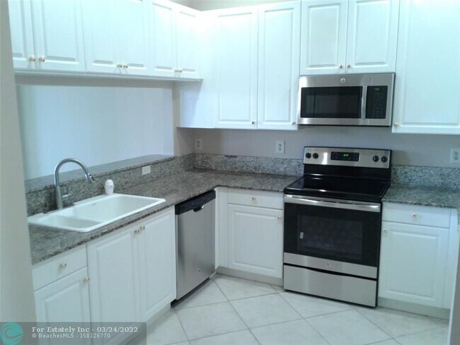 Building Photo - 3409 Lakeside Dr