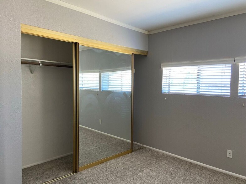 Building Photo - 2693 E Oakleaf Dr