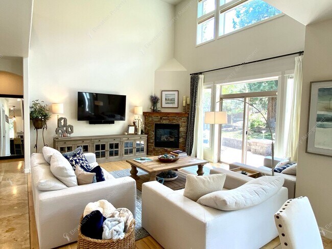 Building Photo - Stunning High-End Home on the 17th Hole at...