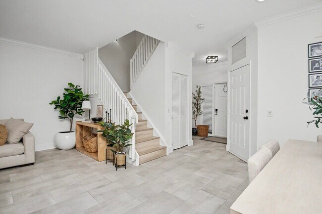 Building Photo - 6744 Via Regina