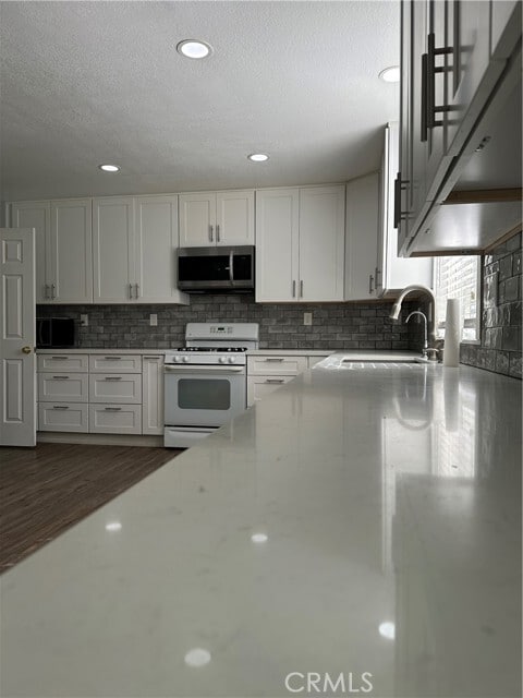Building Photo - 8941 Carnation Dr