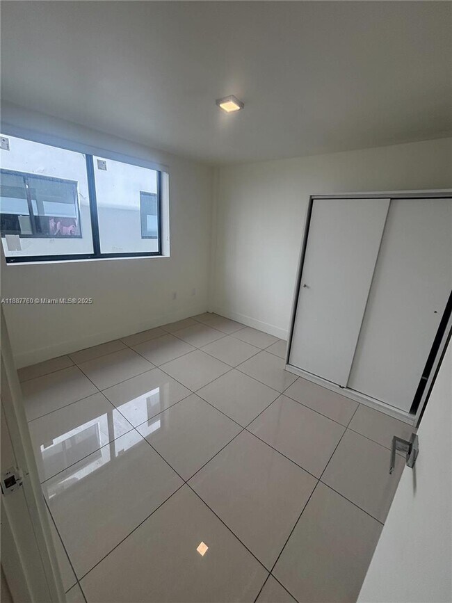 Building Photo - 829 SW 18th Ave