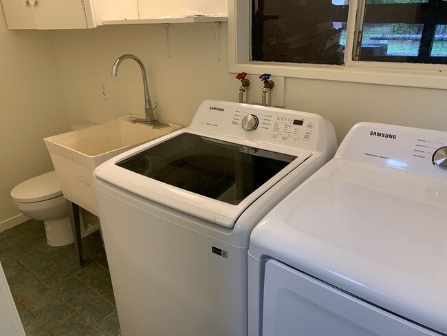 Building Photo - **Daisey King **