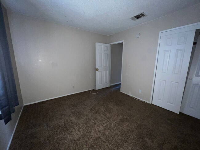 Building Photo - 419 W Wilson Ave