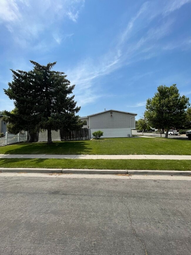 Building Photo - Beautiful 4 Bed 2 Bath House in Taylorsville!