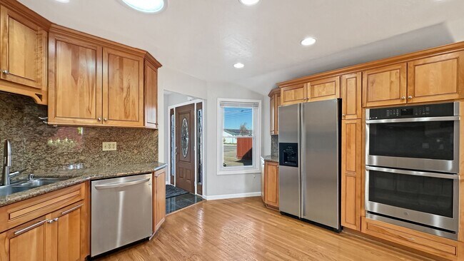 Building Photo - Coastal Comfort & Entertainer’s Retreat in Marina Faire