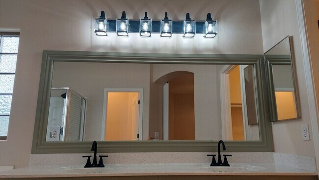 Building Photo - GORGEOUS HOME IN AVONDALE!!