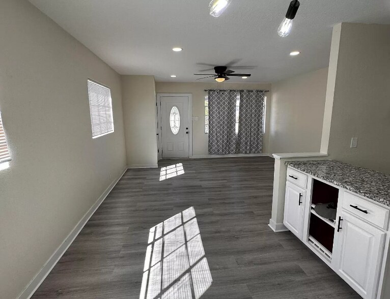 Building Photo - 8100 Sandland Dr
