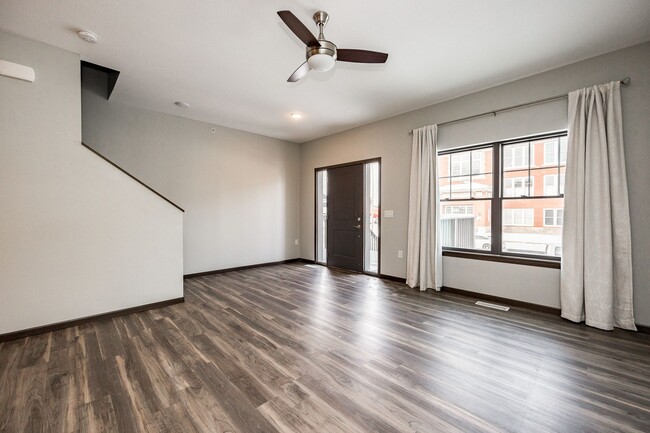 Building Photo - Spacious Townhome In The Kingston Neighborhood