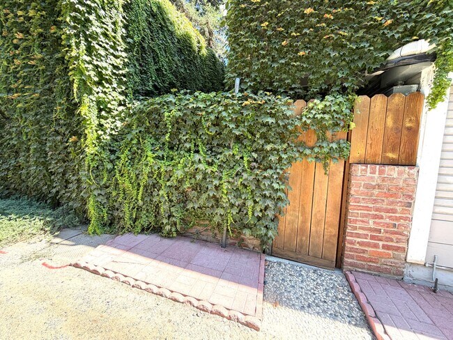 Building Photo - Tastefully remodeled Midtown Sacramento Apartment with Private Backyard Patio!