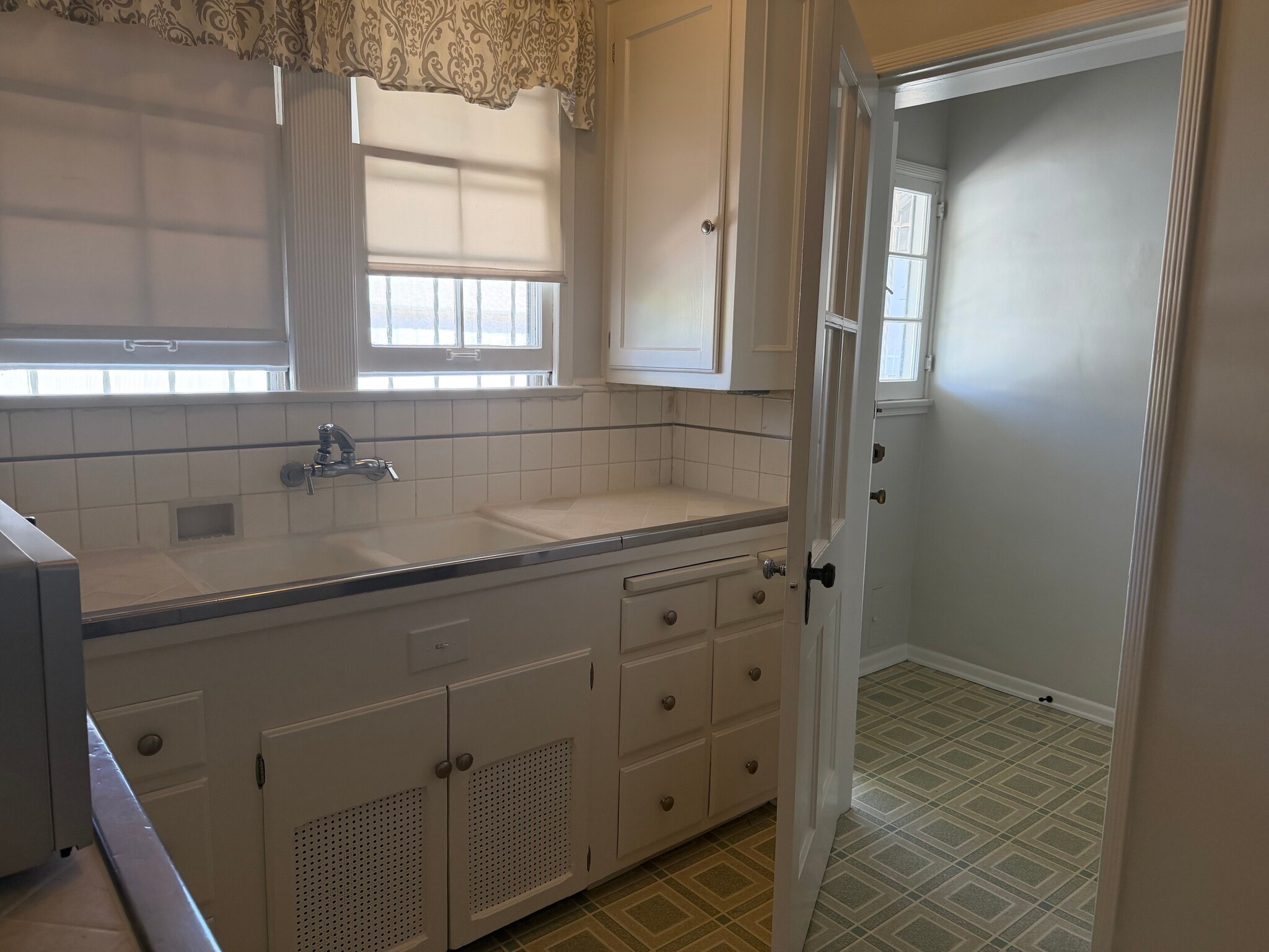 Kitchen - 1068 S Orange Grove Ave