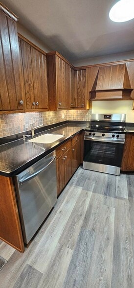 Building Photo - 7901 Elm St