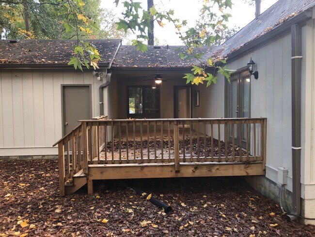 Building Photo - 3/2 Ranch w/ Large 2 Car Garage and Fenced in Backyard on Private Cul-De-Sac!