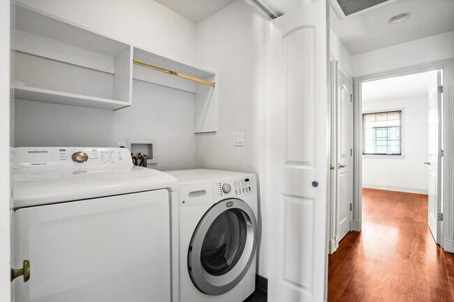 Building Photo - 985 N Michillinda Ave