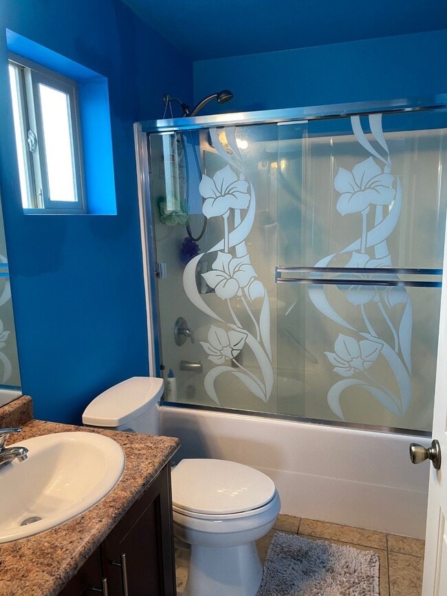 Building Photo - 5-Bedroom Home Located in Barkley Neighborhood