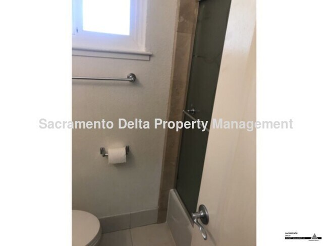 Building Photo - Updated 4 bedroom, 2 bath home with large ...