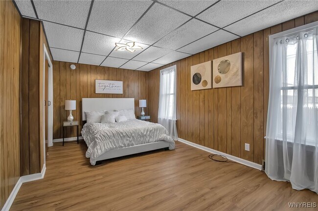 Building Photo - 990 Hertel Ave