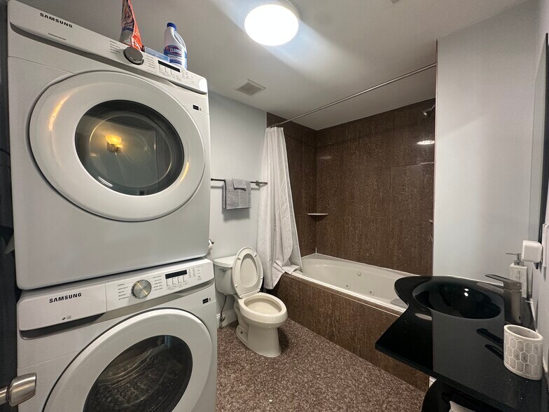 Building Photo - 205 N 11th St