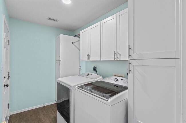 Building Photo - 989 Claeven Cir