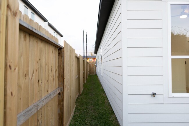 Building Photo - 3907 Maggie St