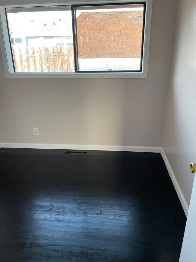 Building Photo - Clean 3 Bedroom!