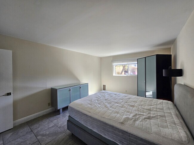Building Photo - 2160 S Palm Canyon Dr