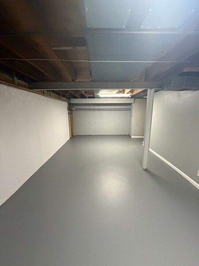 Building Photo - 1315 Mendell Dr