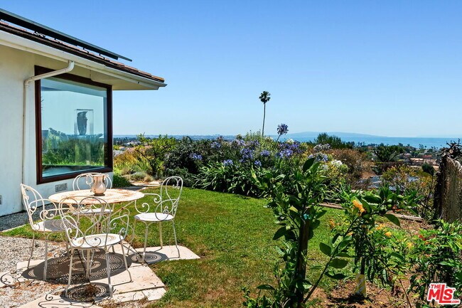 Building Photo - 1166 Las Pulgas Pl