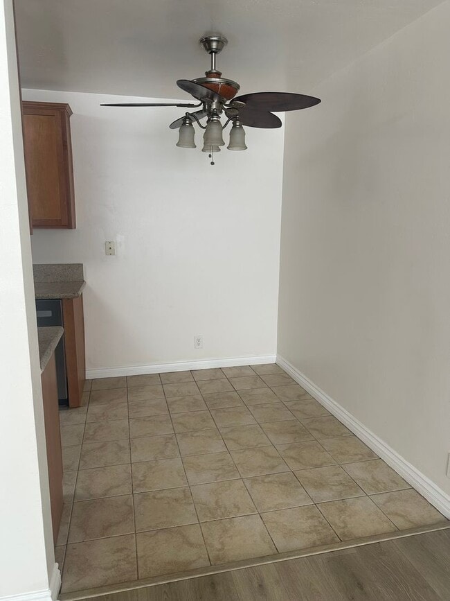Building Photo - E MADISON - BEAUTIFUL 2nd FLR CONDO IN EL ...