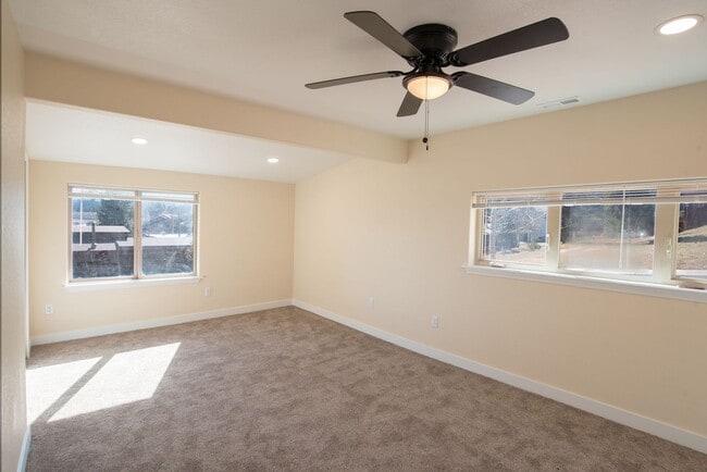 Building Photo - Fully Updated 2 Bed 1 Bath in Woodland Park!