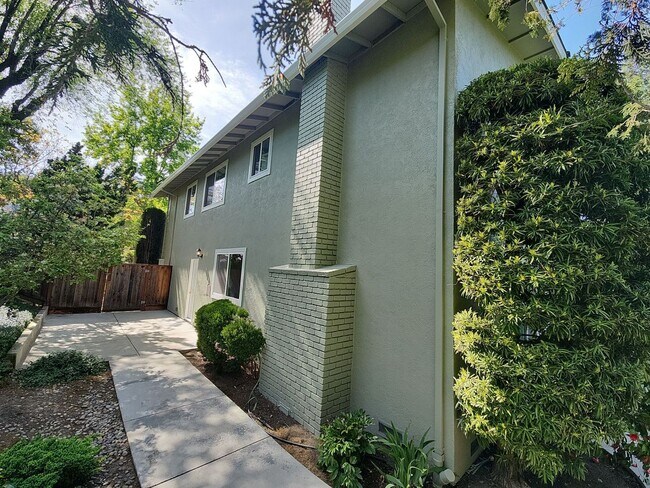 Building Photo - Large Single Family Home with Stunning Vie...