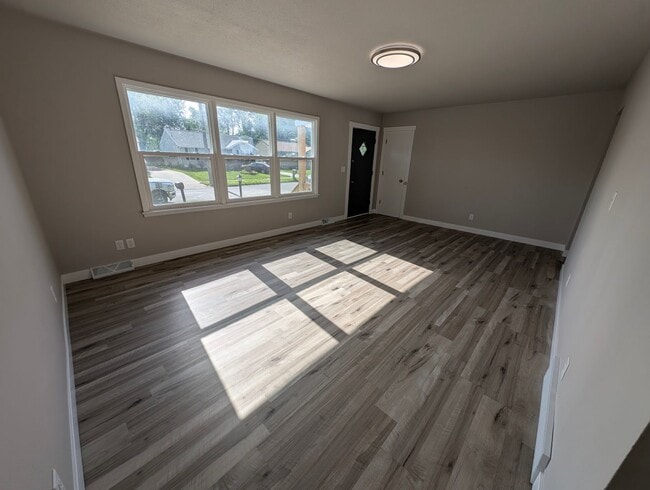 Building Photo - 3 Bedroom, 1 Bathroom house with garage an...