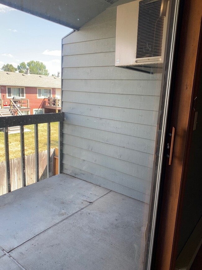 Building Photo - 2 Bedroom 2 Bathroom Condo Close to Campus!