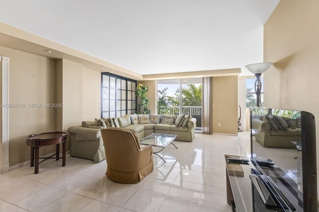 Building Photo - 1420 Brickell Bay Dr