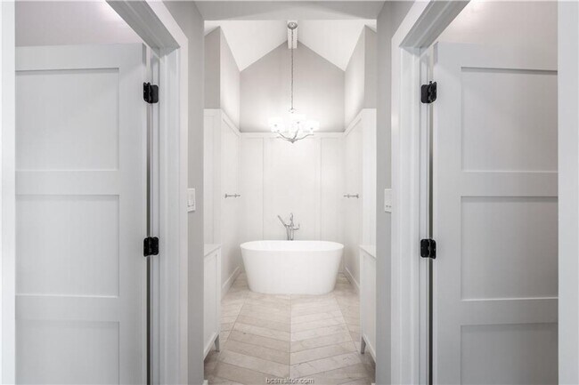 Building Photo - Historic District Gem! 4/3.5 Home Less tha...