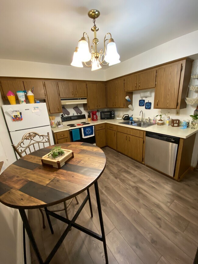 Building Photo - 1321 Division St