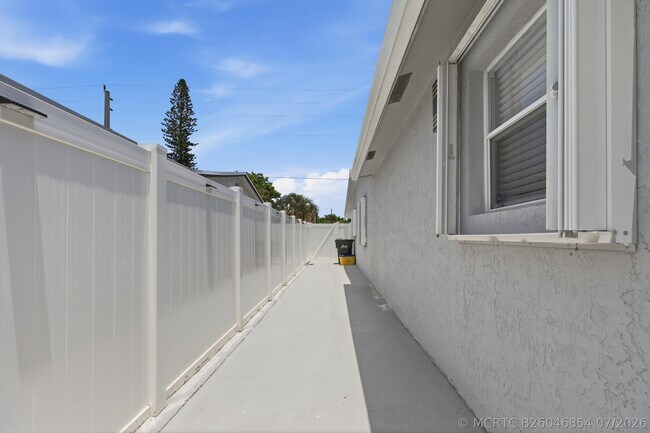 Building Photo - 128 NW 10th Ave