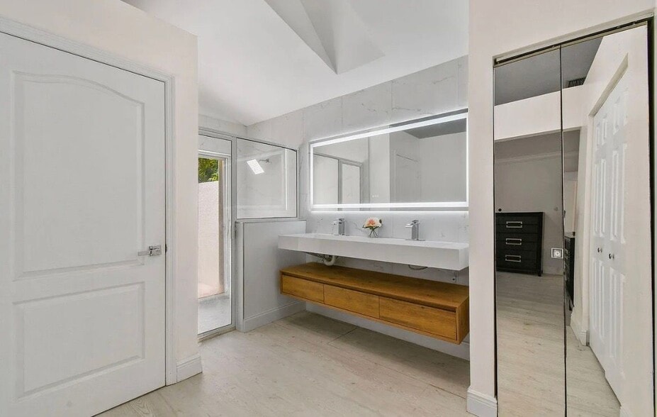 Building Photo - 9293 Heathridge Dr