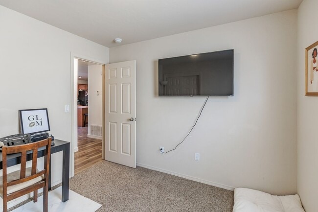 Building Photo - 3 Bedroom, 2 Bath in a Private Cul De Sac