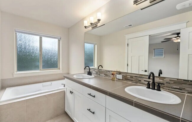 Building Photo - 8826 SW Spruce St