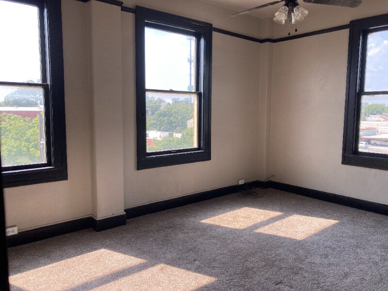 Building Photo - 301 N Austin St