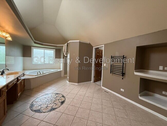 Building Photo - 882 Clarendon Ln