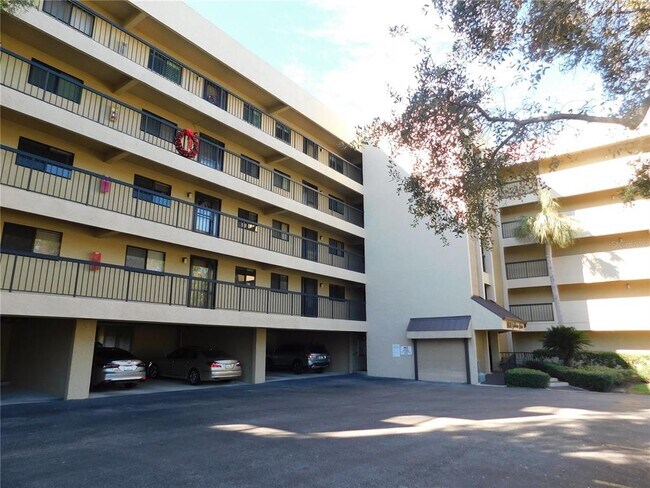 Building Photo - 1843 Golf View Dr