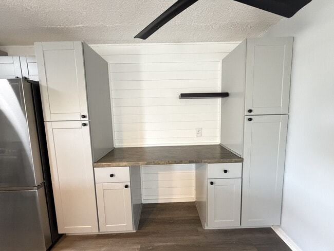 Building Photo - 320 Lakeview St